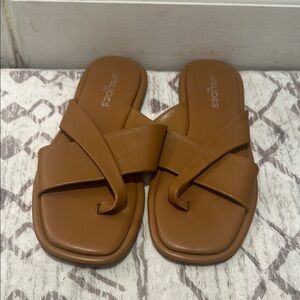 J/Slides Yuri Sandal